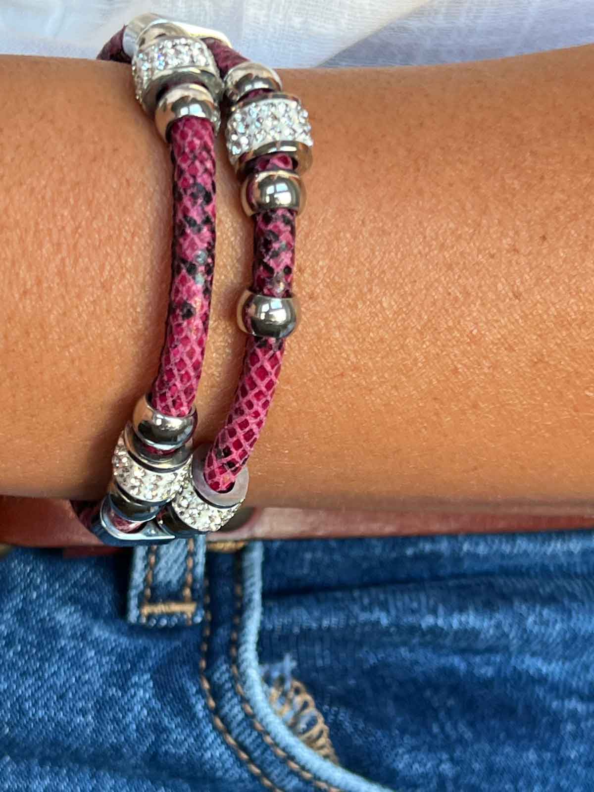 Pulsera de doble cabo de acero y piel en color burdeos. - Roman Joyero