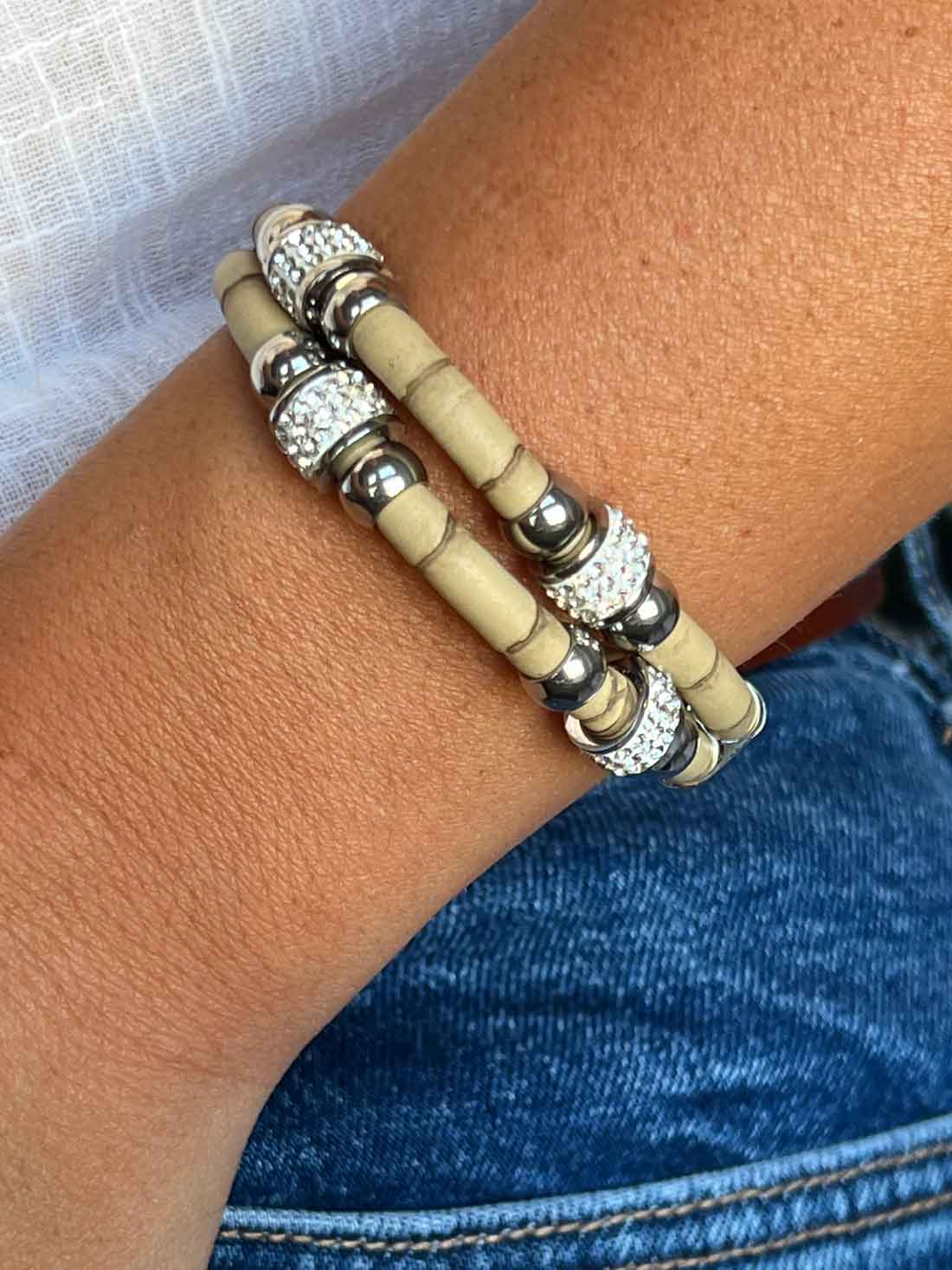 Pulsera de doble cabo de acero y piel en color beige. - Roman Joyero