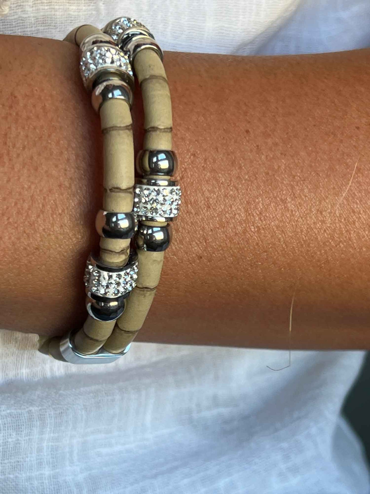Pulsera de doble cabo de acero y piel en color beige. - Roman Joyero