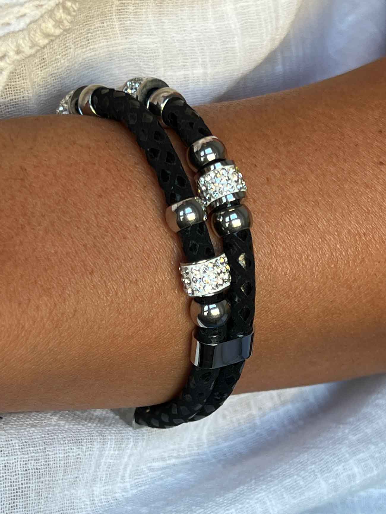 Pulsera con doble cabo en acero y piel de color negro. - Roman Joyero