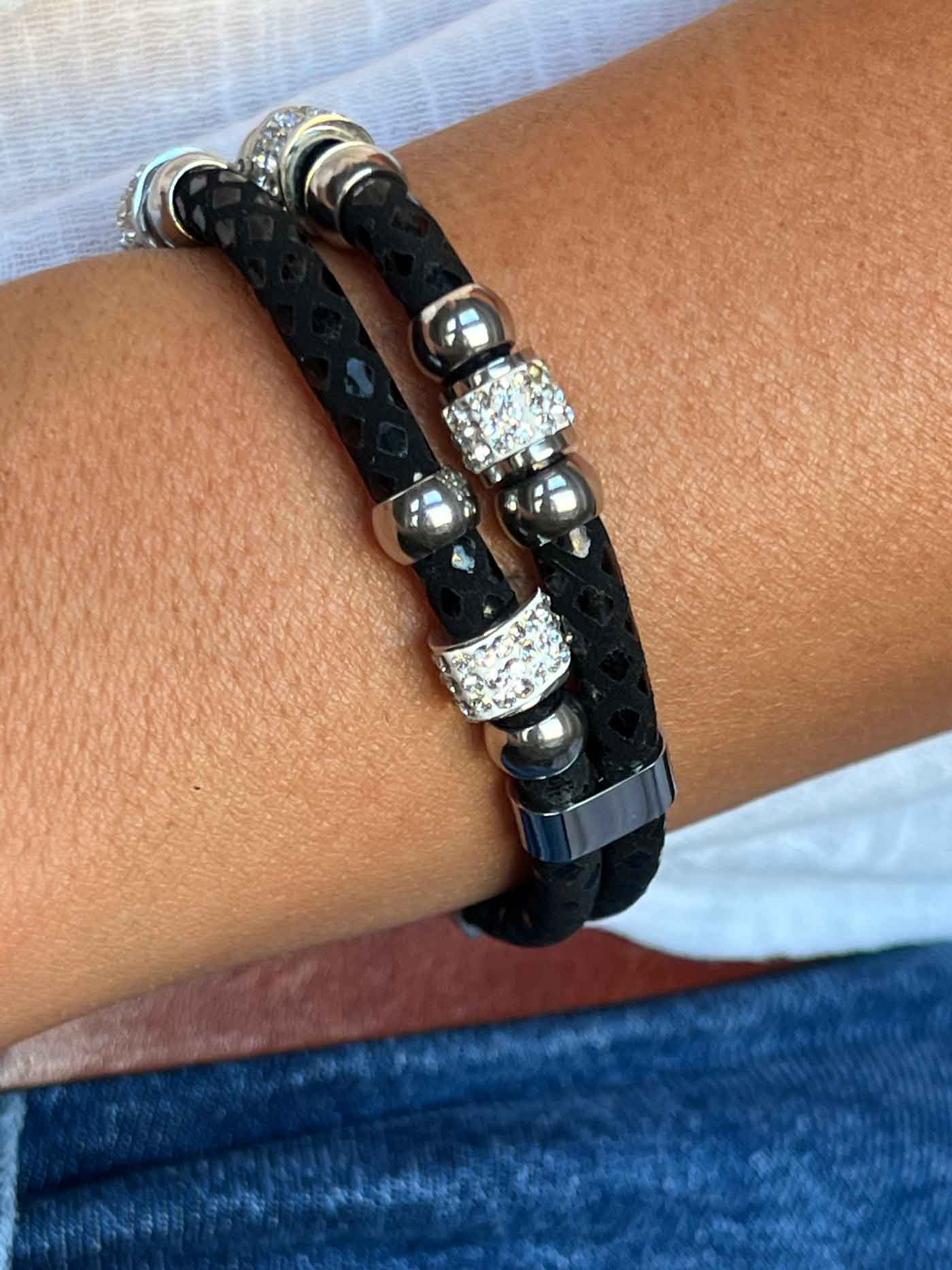 Pulsera con doble cabo en acero y piel de color negro. - Roman Joyero
