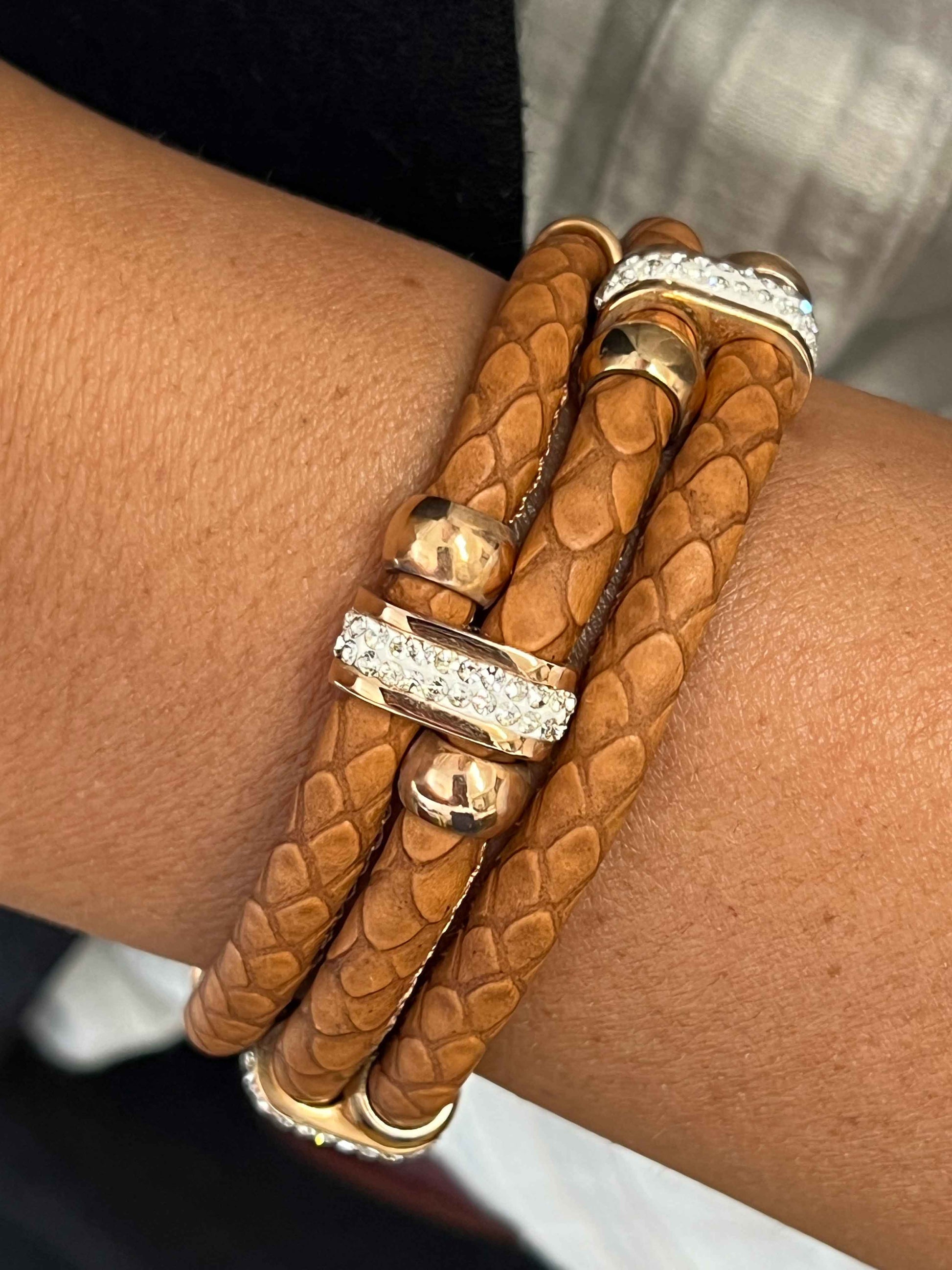 Pulsera con triple cabo en acero y piel de color marrón. - Roman Joyero