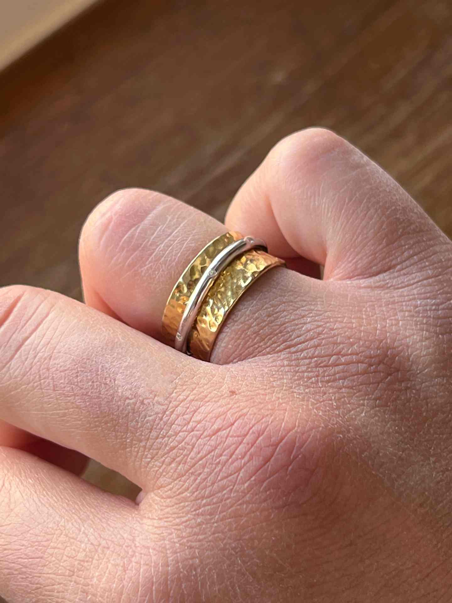 ADELFA, anillo martele en plata con circonitas. - Roman Joyero