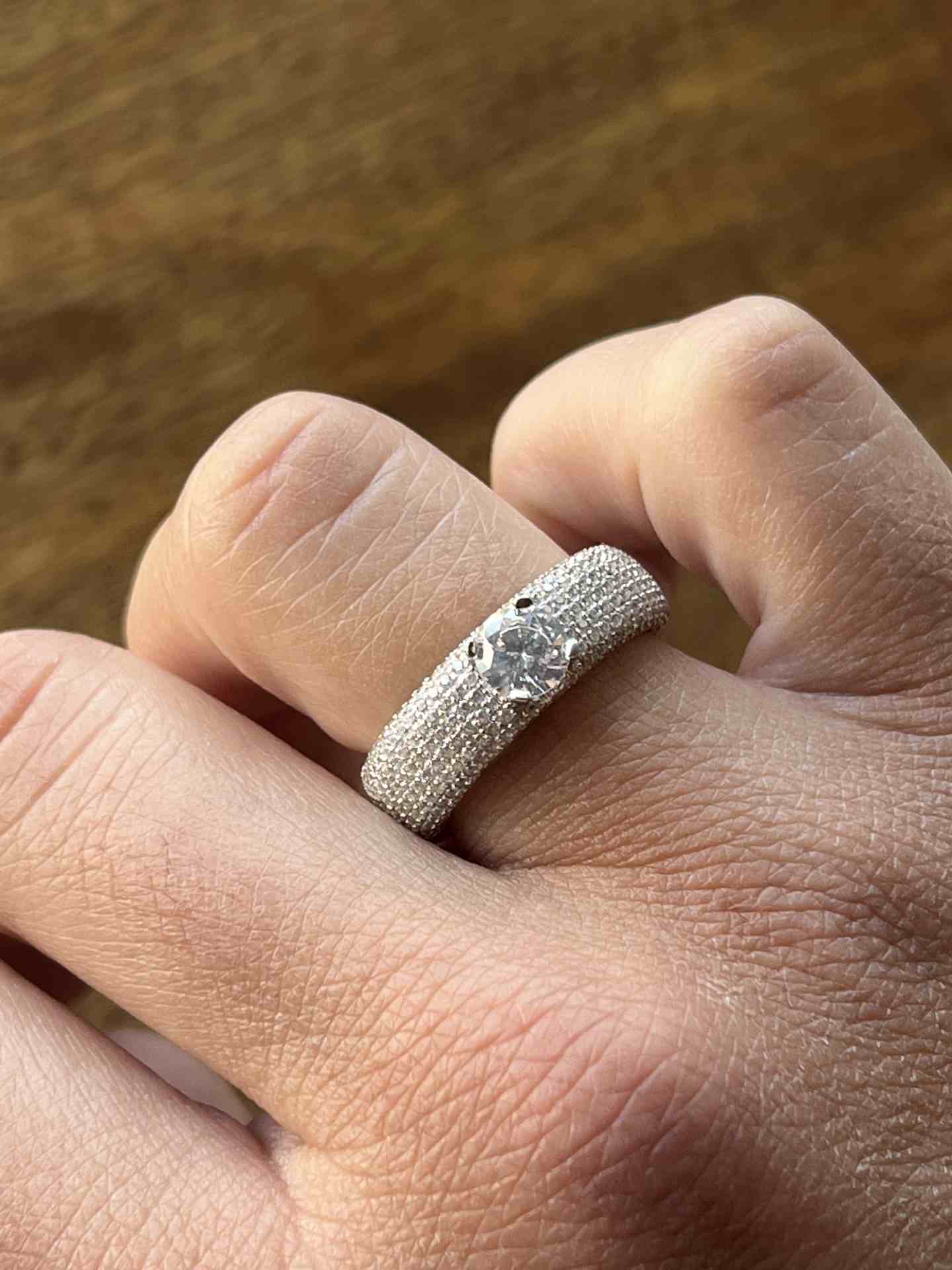 OLGA, anillo de plata ancho con circonitas - Roman Joyero