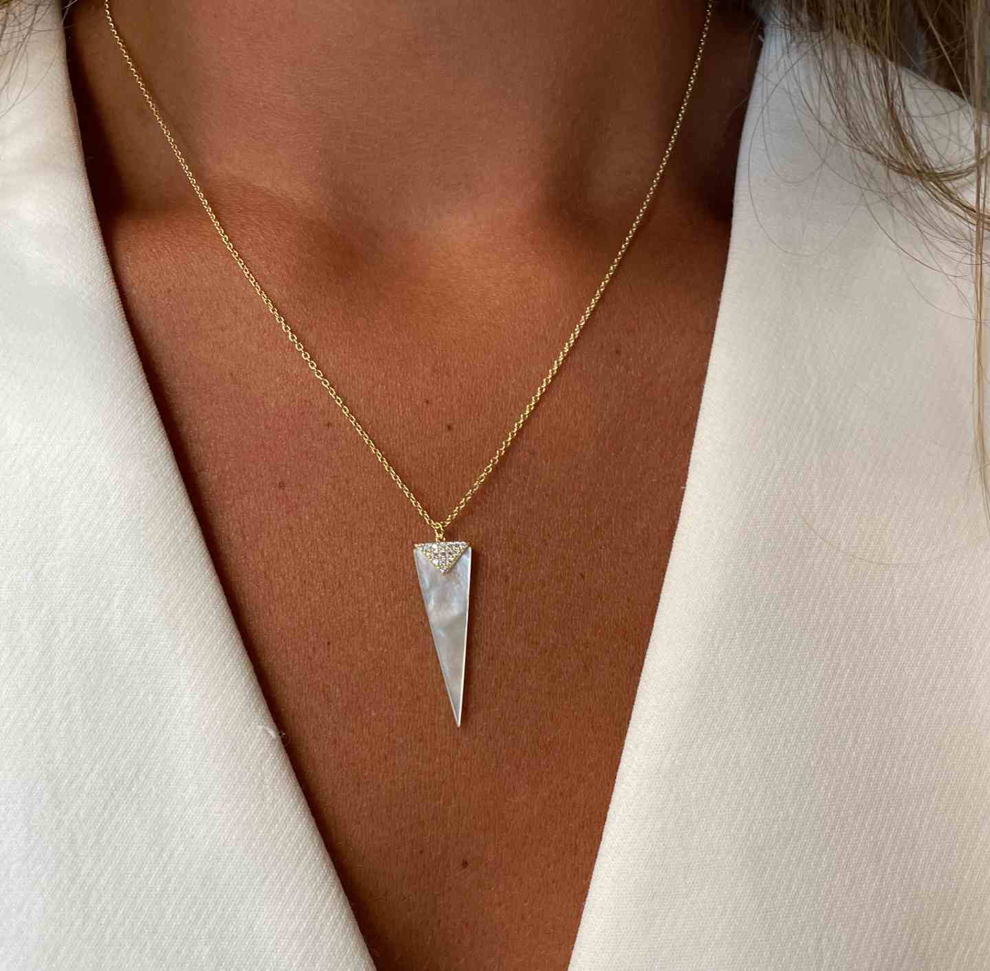 Cadena de plata con baño de oro y punta de flecha de nácar - Roman Joyero