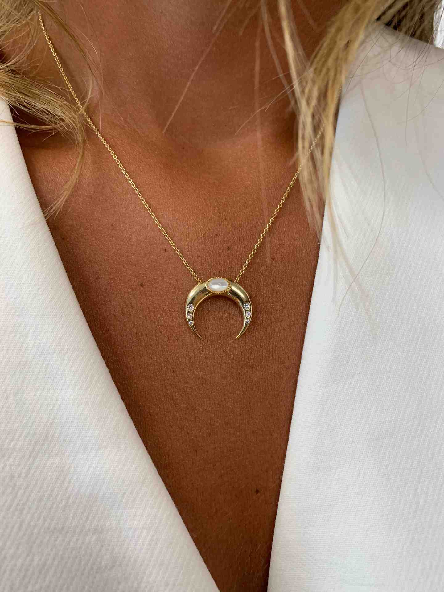 Cadena de plata con baño de oro, luna, circonitas y piedra - Roman Joyero