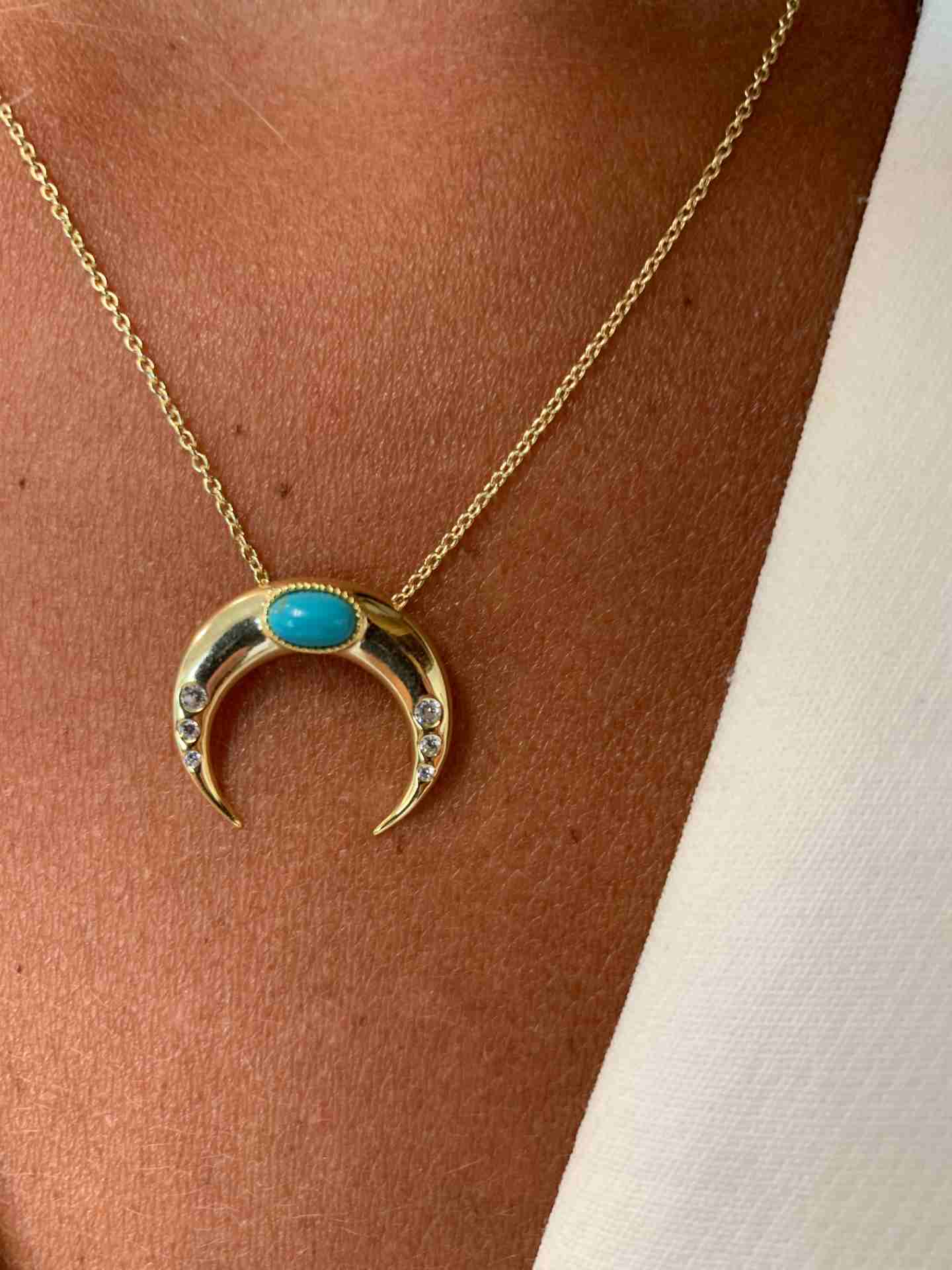 Cadena de plata con baño de oro, luna, circonitas y piedra - Roman Joyero