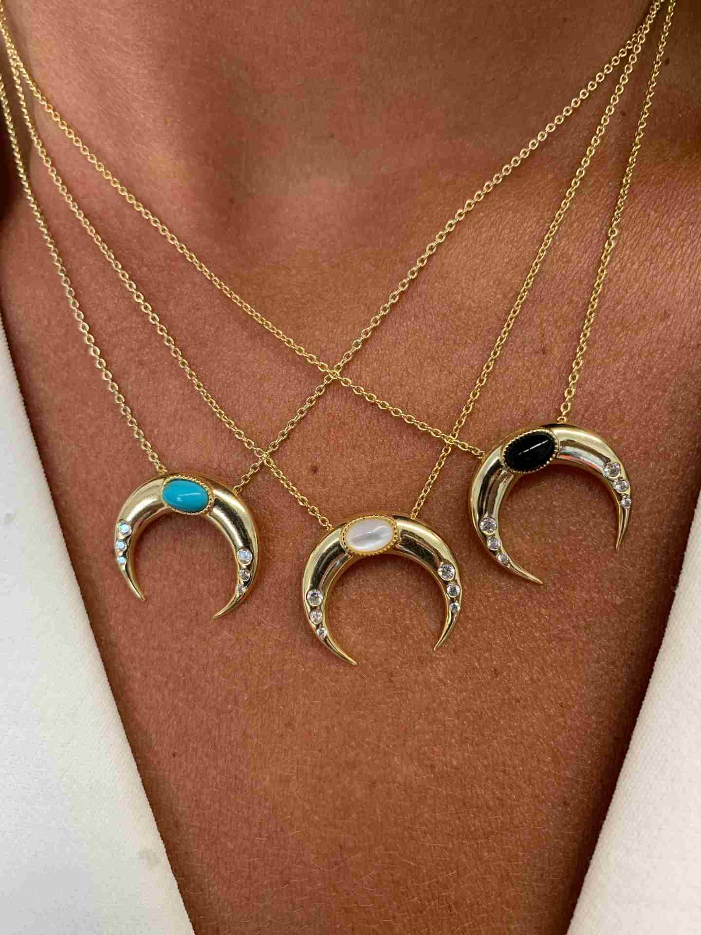 Cadena de plata con baño de oro, luna, circonitas y piedra - Roman Joyero