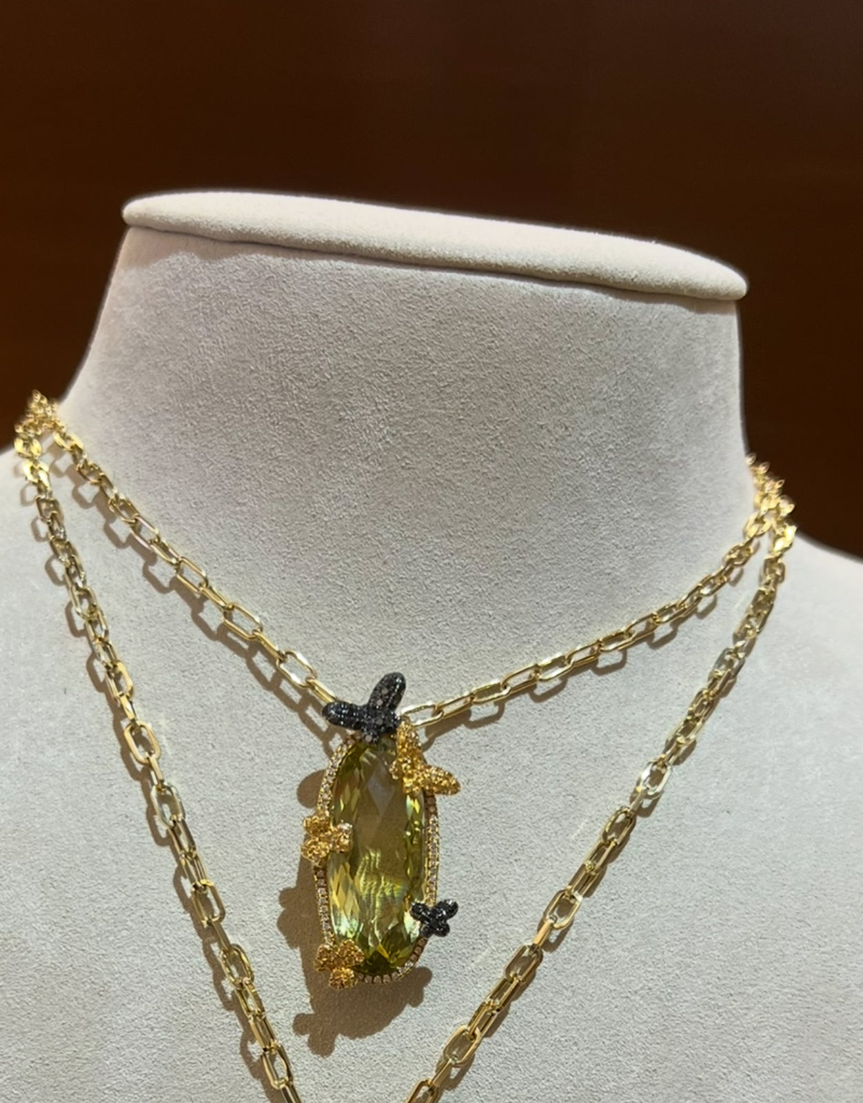 Dije ABEJA oro rosa 18 ktes con brillantes, topacio y zafiros rosa