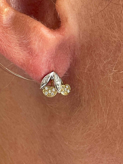 PEUMO short earrings in 18-karat yellow gold and diamonds.