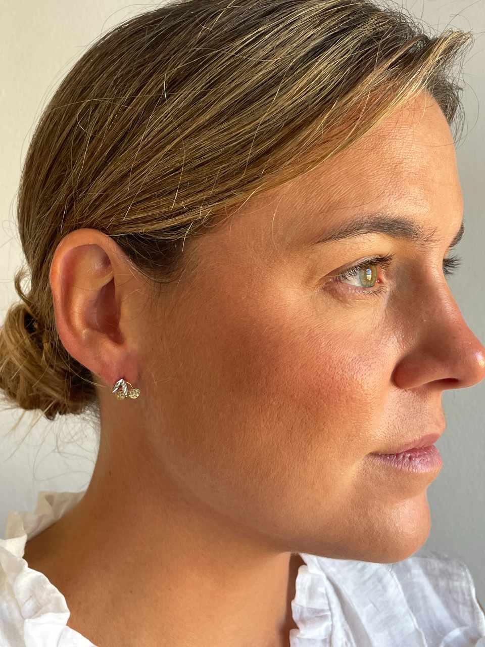 PEUMO short earrings in 18-karat yellow gold and diamonds.
