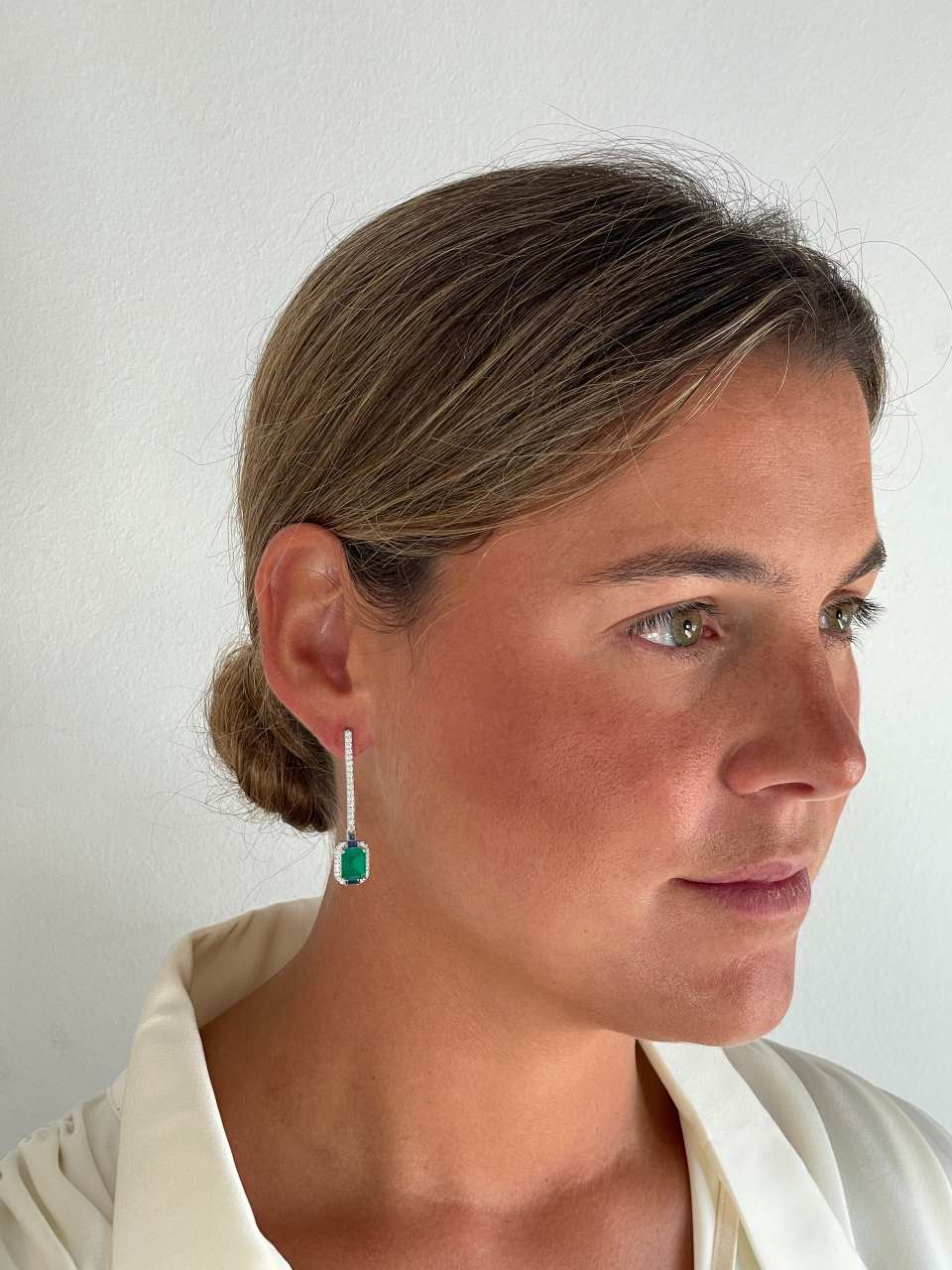 Pendientes ZOE largos en plata primera ley con circonitas y cuarzos esmeralda