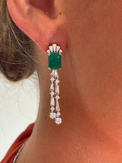 Pendientes largos NIRA en plata primera ley con circonitas esmeralda