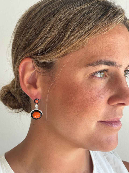 Pendientes NAYLA en plata primera ley con circonitas, esmalte negro y coral
