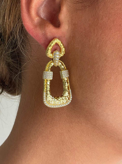 Pendientes TAHIRA, en plata primera ley bañada en oro 18 kilates textura con circonitas