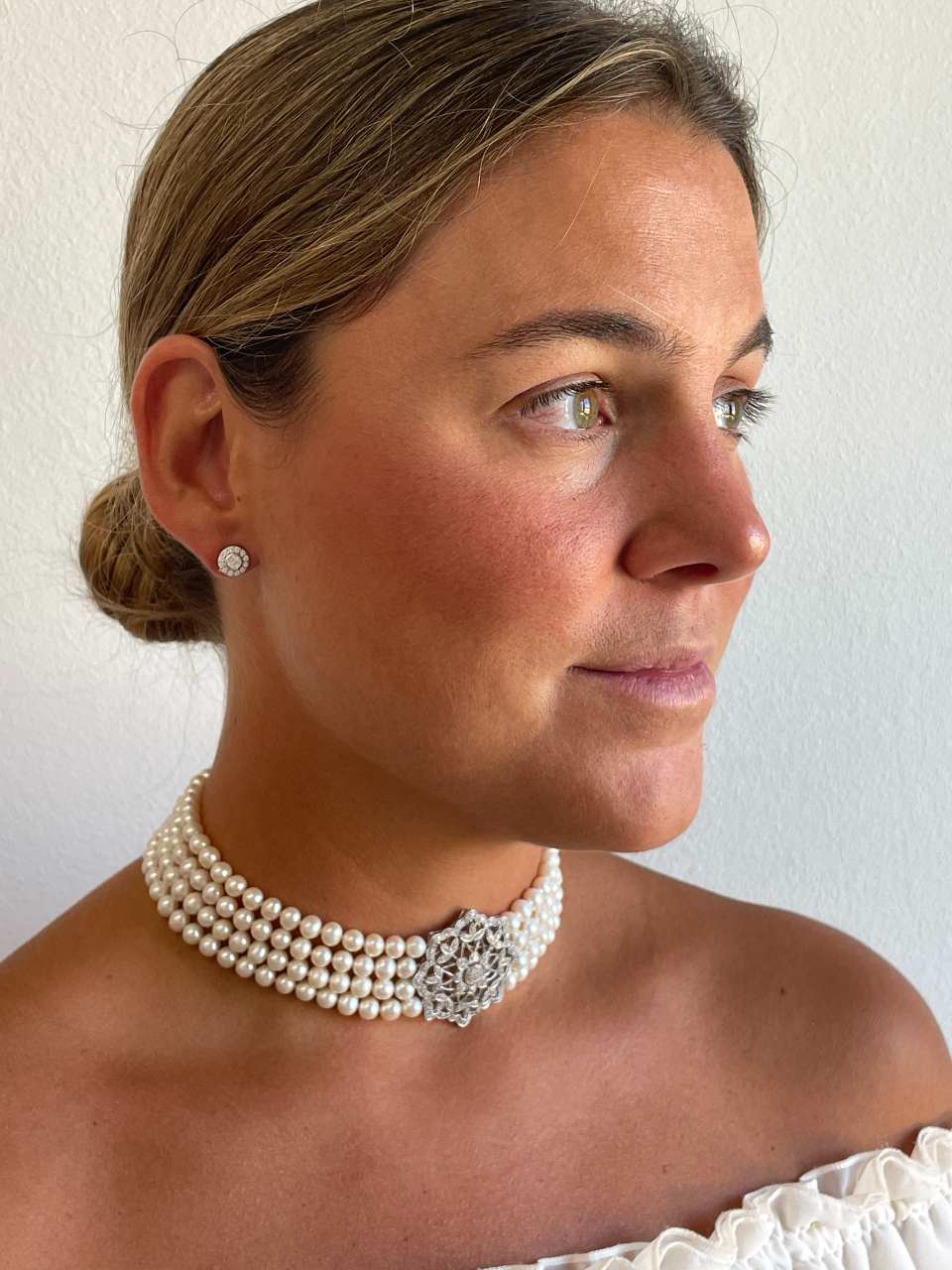 SISSI choker made of Chinese pearls with a silver center and cubic zirconia