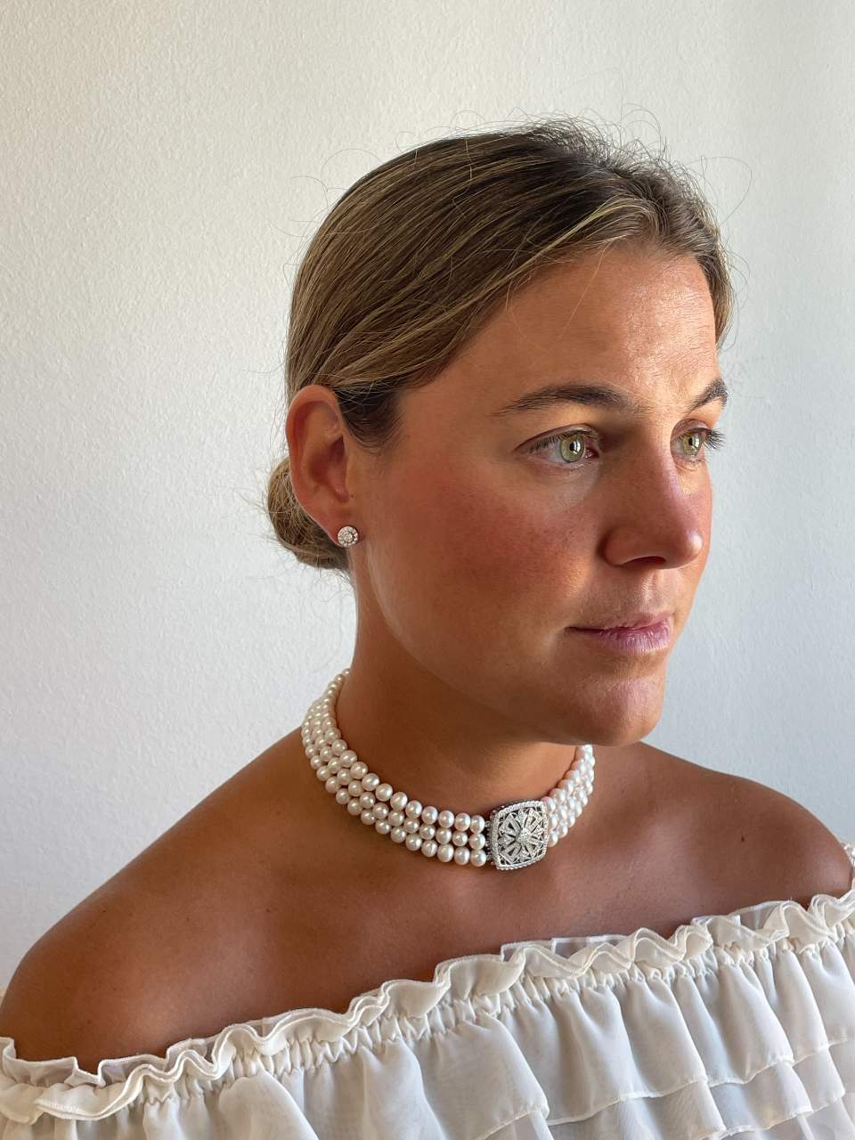 MATILDE choker made of Chinese pearls with a silver center and cubic zirconia