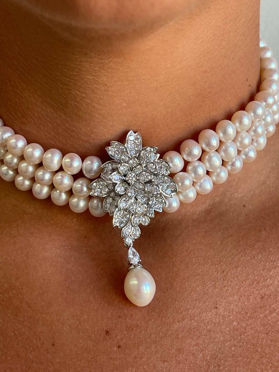 TEODORA choker made of Chinese pearls with a silver center and cubic zirconia.