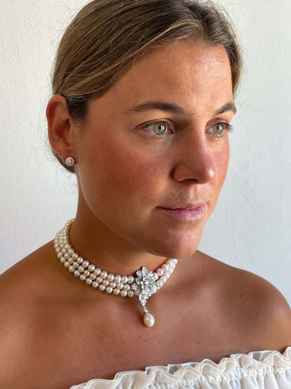 TEODORA choker made of Chinese pearls with a silver center and cubic zirconia.