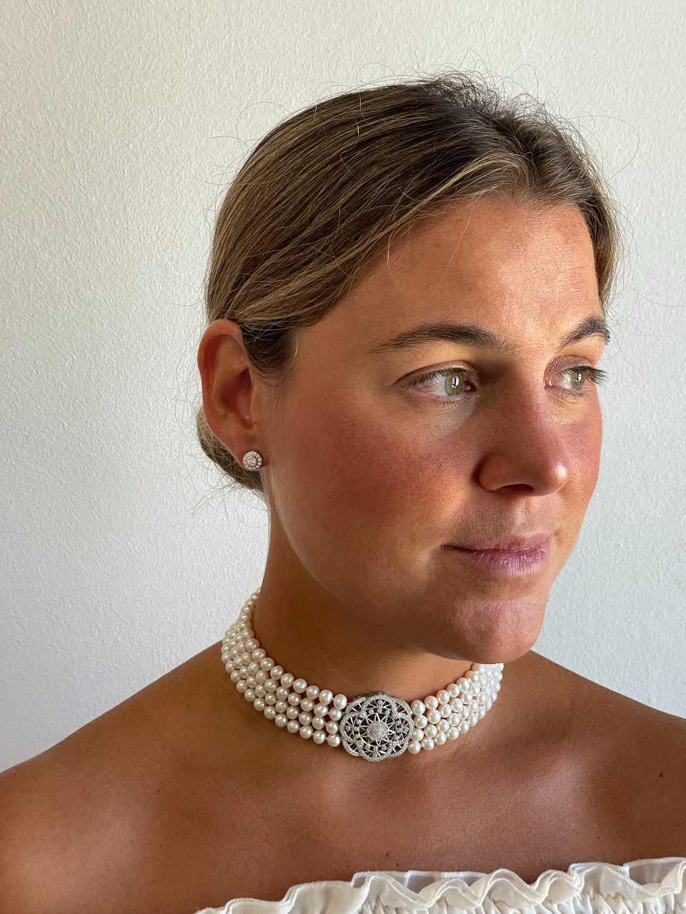 CLAUDIA choker made of Chinese pearls with a silver center and cubic zirconia