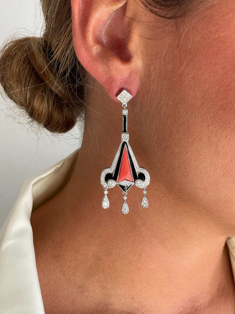 Pendientes CHARLOT largos en esmalte negro y coral