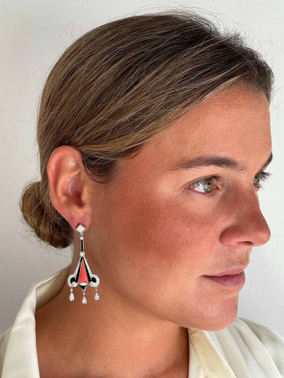 Pendientes CHARLOT largos en esmalte negro y coral