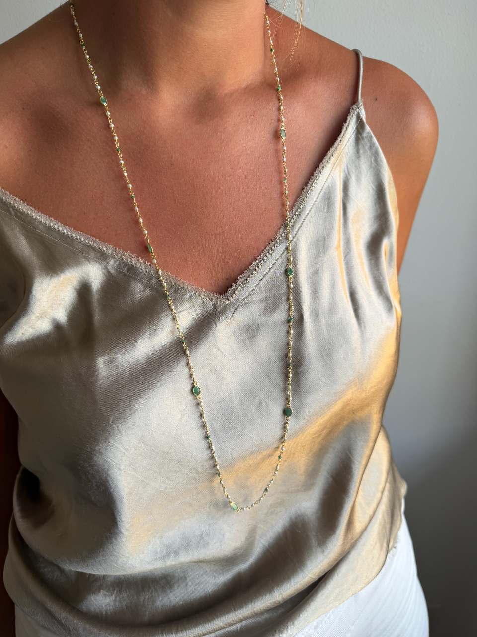 Shark necklace in sterling silver with 18k gold plating, onyx and pearls