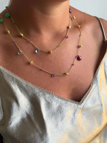 Kiss necklace in sterling silver with 18k gold plating and multicolored sapphires