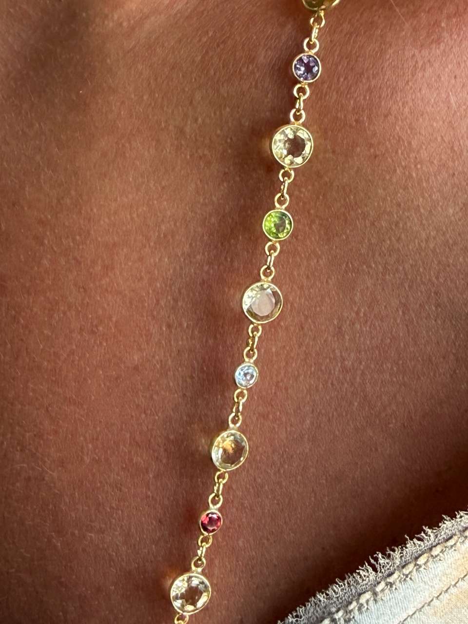 Kiss necklace in sterling silver with 18k gold plating and multicolored sapphires