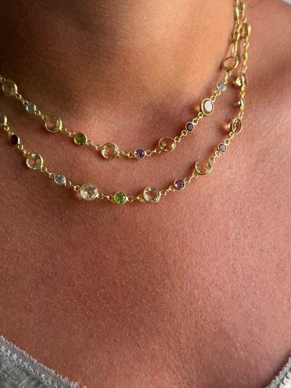 Kiss necklace in sterling silver with 18k gold plating and multicolored sapphires