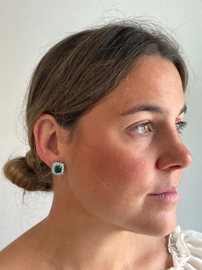 Pendientes cortos ZITA en plata primera ley con cuarzo color esmeralda