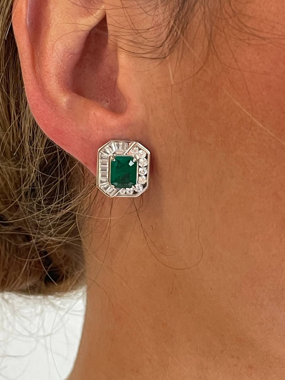 Pendientes cortos ZITA en plata primera ley con cuarzo color esmeralda