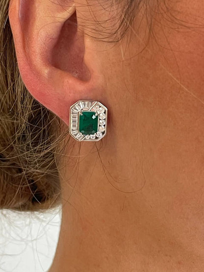 Pendientes cortos ZITA en plata primera ley con cuarzo color esmeralda
