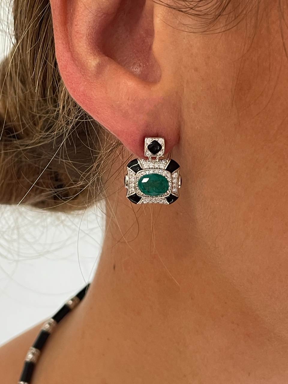 Pendientes cortos HELVIA en plata primera ley con cuarzo color esmeralda y esmalte