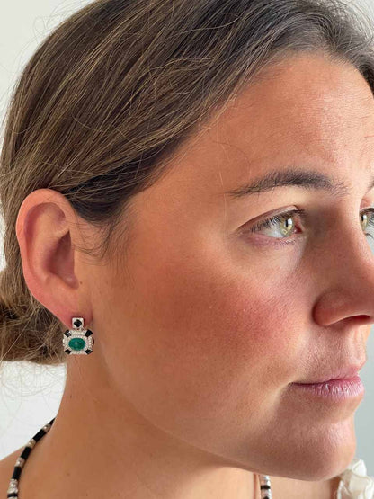 Pendientes cortos HELVIA en plata primera ley con cuarzo color esmeralda y esmalte