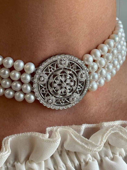 Choker HELENA de perlas chinas con centro de plata y circonitas