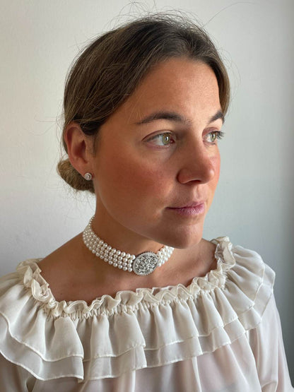 Choker HELENA de perlas chinas con centro de plata y circonitas