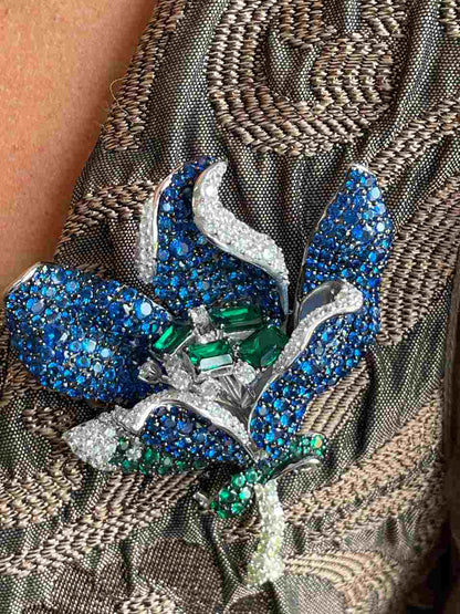 Broche MAGNOLIA flor de plata 925 ml con circonitas color zafiro y esmeralda
