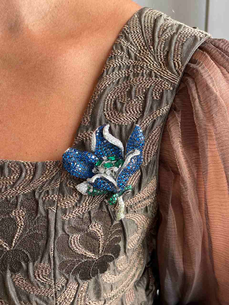 Broche MAGNOLIA flor de plata 925 ml con circonitas color zafiro y esmeralda