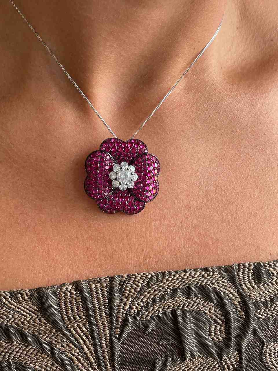 Broche PAVONA de plata 925 ml con circonitas color rubí/ zafiro