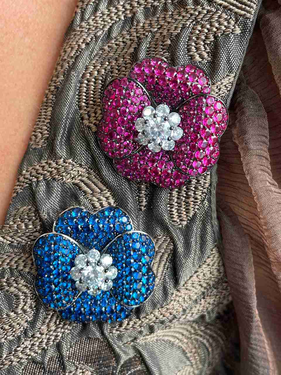 Broche PAVONA de plata 925 ml con circonitas color rubí/ zafiro