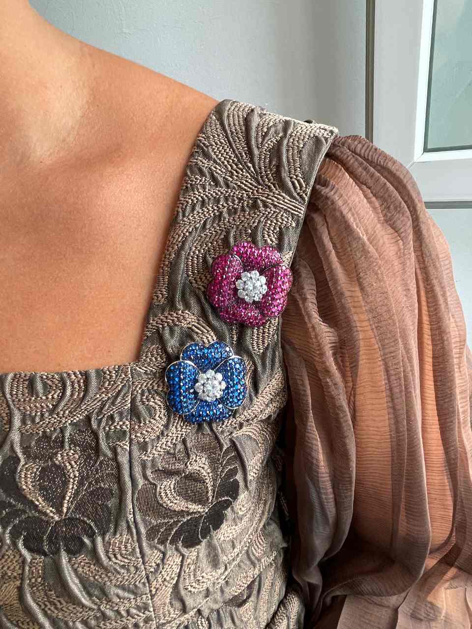 Broche PAVONA de plata 925 ml con circonitas color rubí/ zafiro