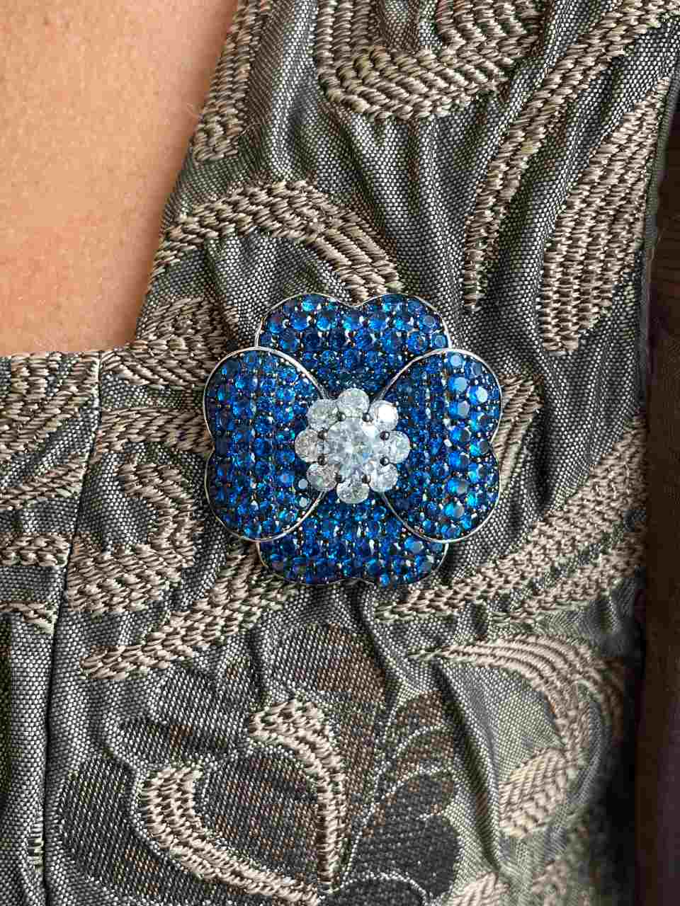 Broche PAVONA de plata 925 ml con circonitas color rubí/ zafiro