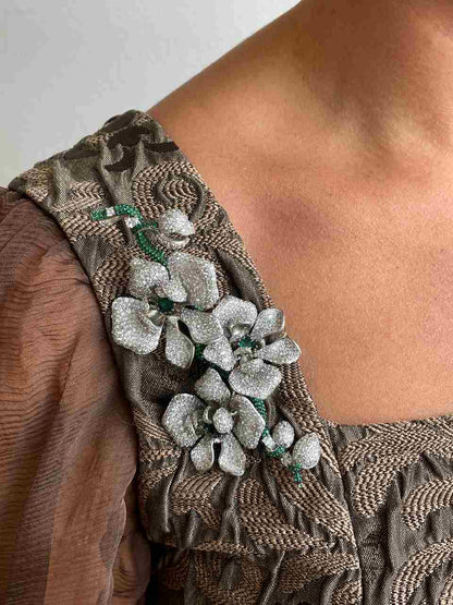 Broche LACEA flor de plata 925 ml con circonitas blancas y esmeralda