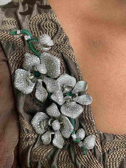 Broche LACEA flor de plata 925 ml con circonitas blancas y esmeralda