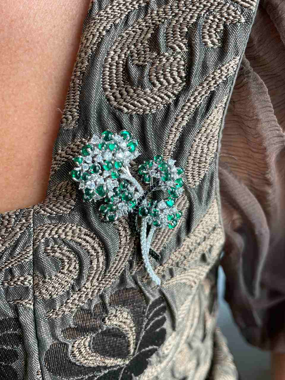Broche PEINETA de plata 925 ml con circonitas color esmeralda/ zafiro