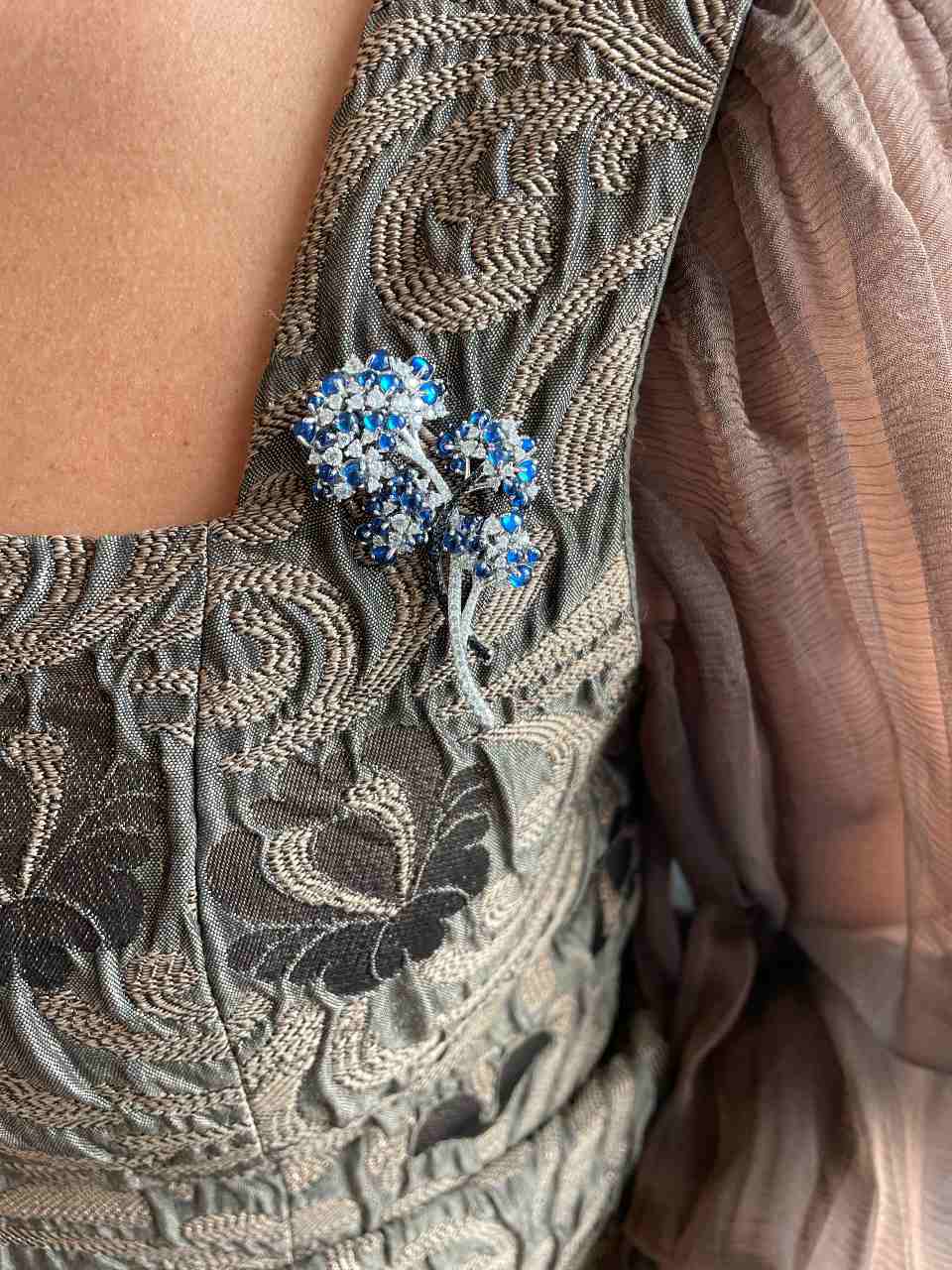 Broche PEINETA de plata 925 ml con circonitas color esmeralda/ zafiro