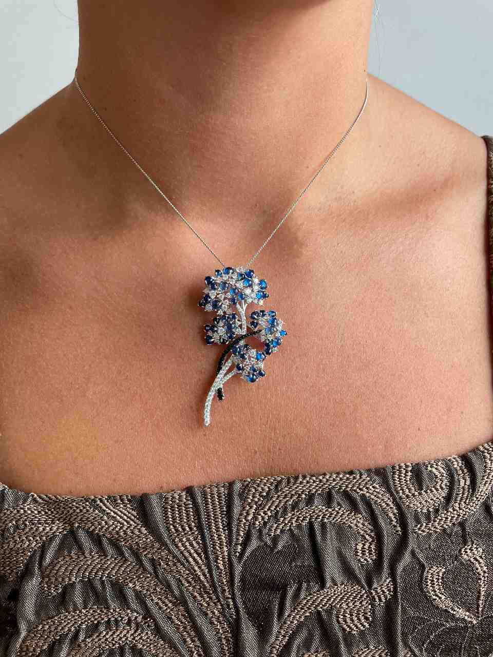 Broche PEINETA de plata 925 ml con circonitas color esmeralda/ zafiro