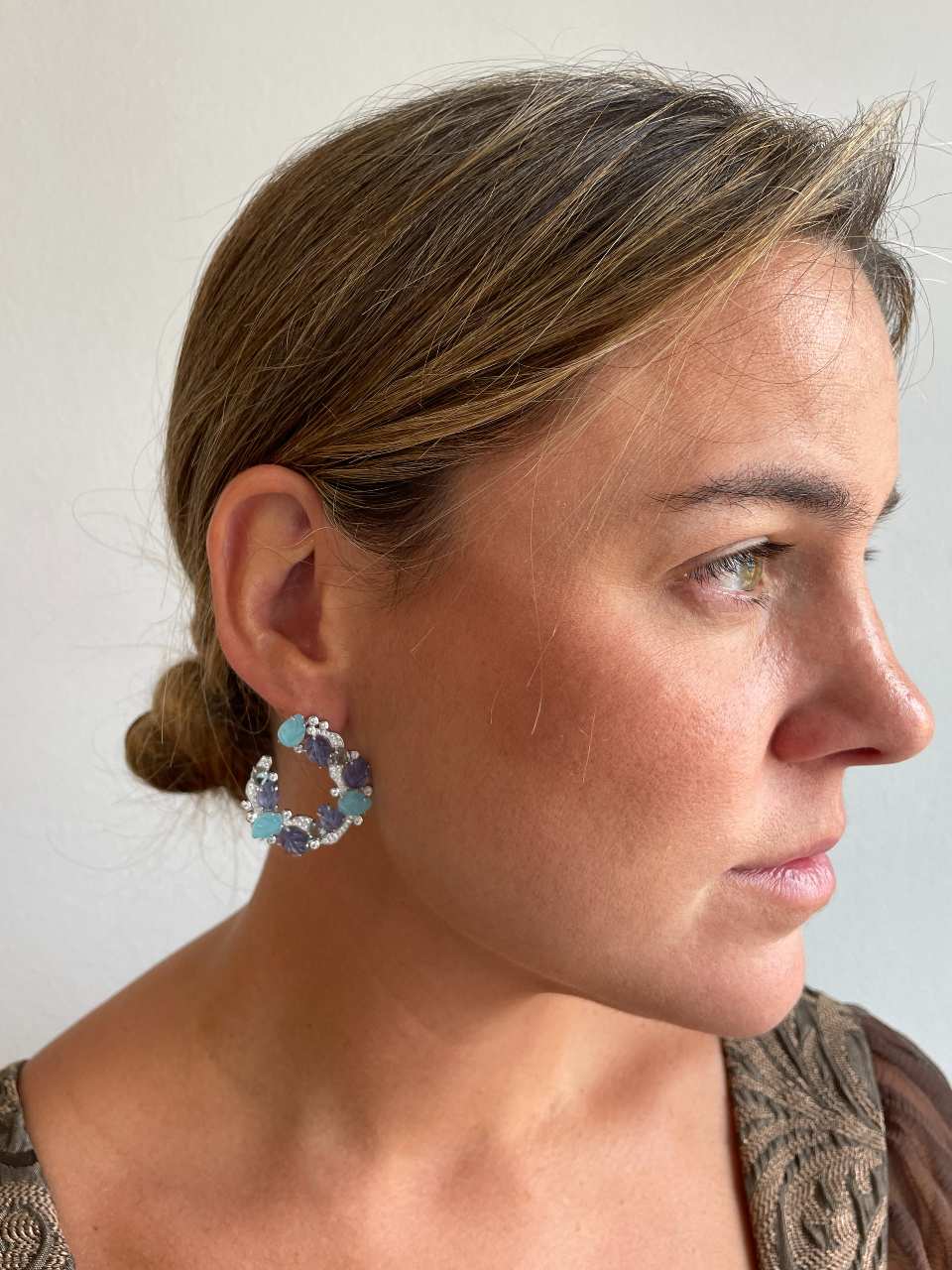 Argollas CORSE , en plata 1ª ley con tutti frutti azules y lila