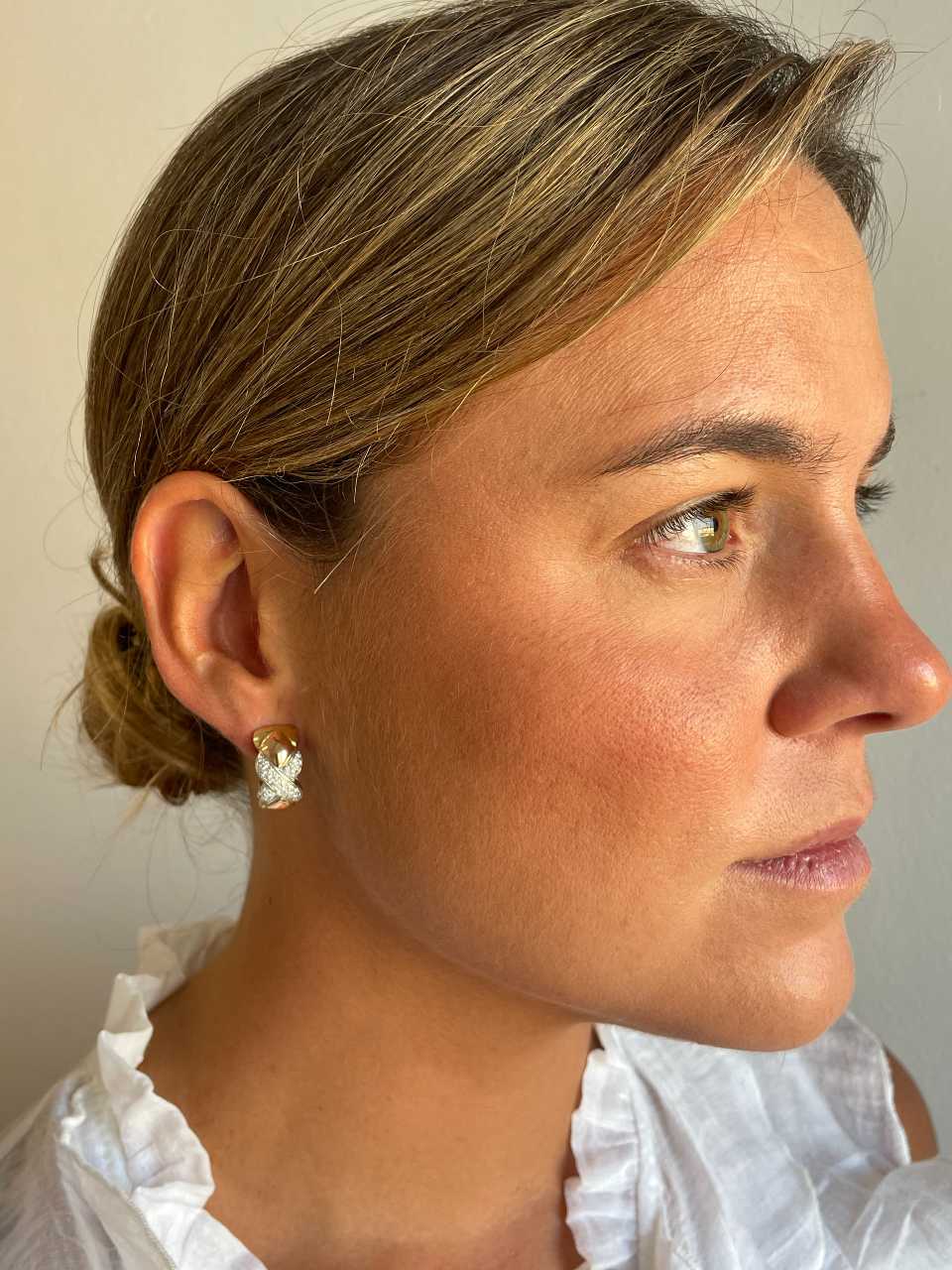 PEUMO short earrings in 18-karat yellow gold and diamonds.